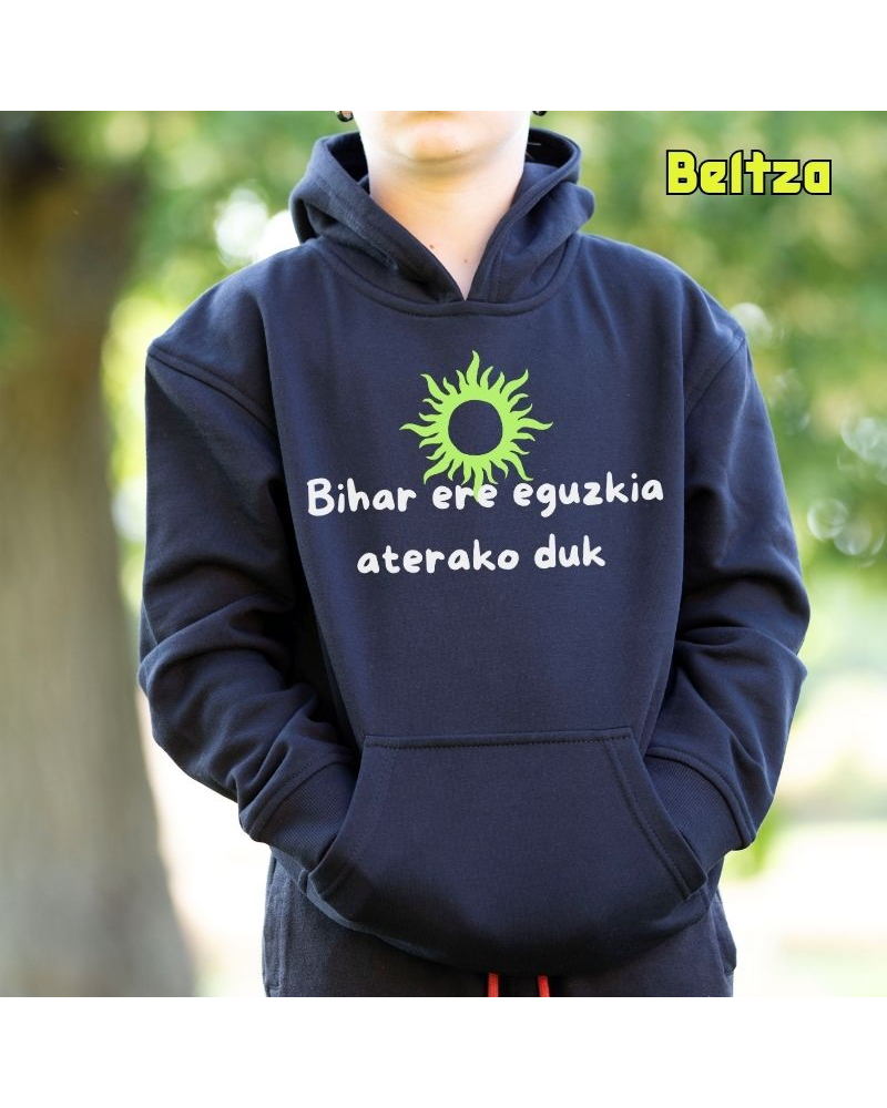 Haurren jertsea kaputxarekin - Bihar Ere Eguzkia Aterako Duk