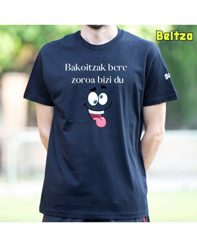 Gizonezkoen Kamiseta - Bakoitzak Bere Zoroz Bizi Du