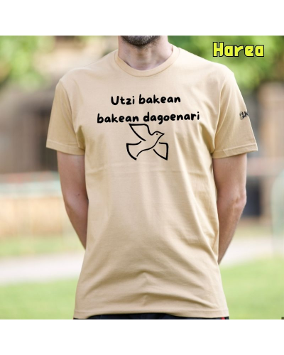 Gizonezkoen Kamiseta - Utzi Bakean Bakean Dagenari